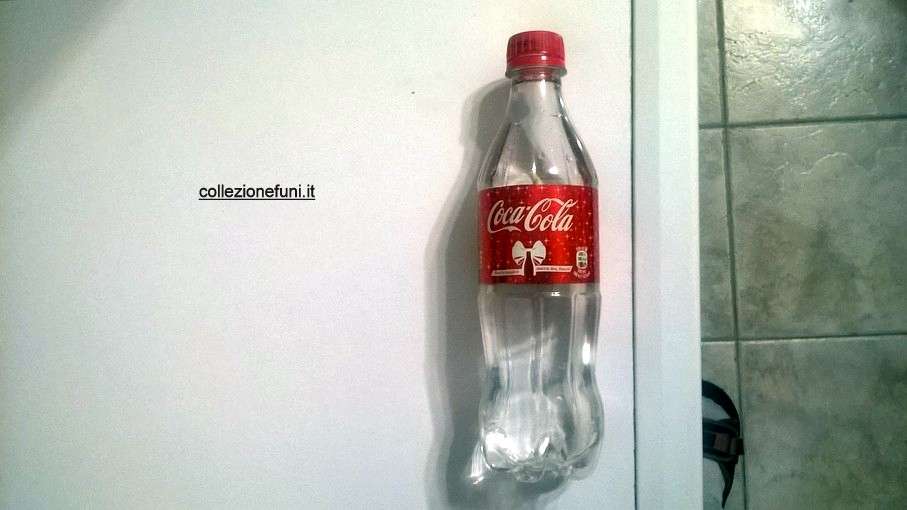 Coca Cola bottiglietta da 50 cl con nastrino 2015